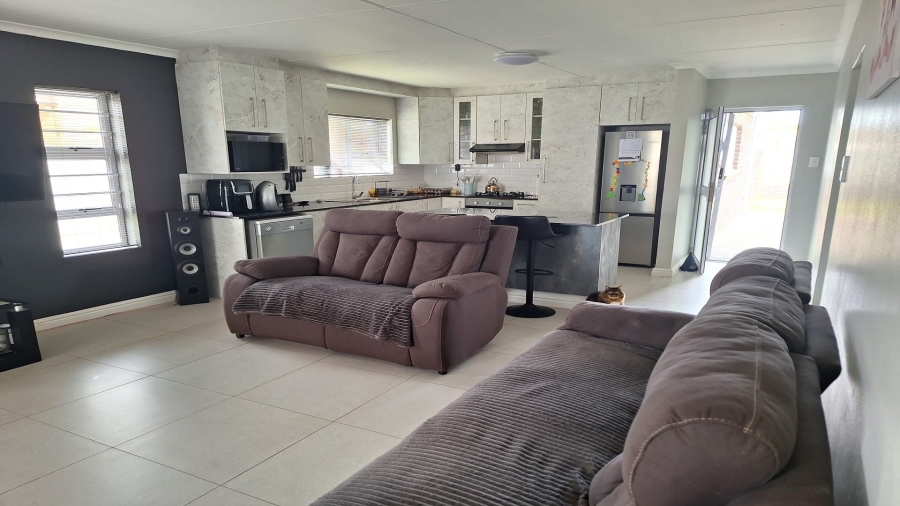 3 Bedroom Property for Sale in Overbaakens Eastern Cape